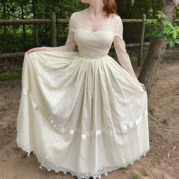 Vintage lace 1960’s long sleeve lace wedding dress - Picture 4 of 13